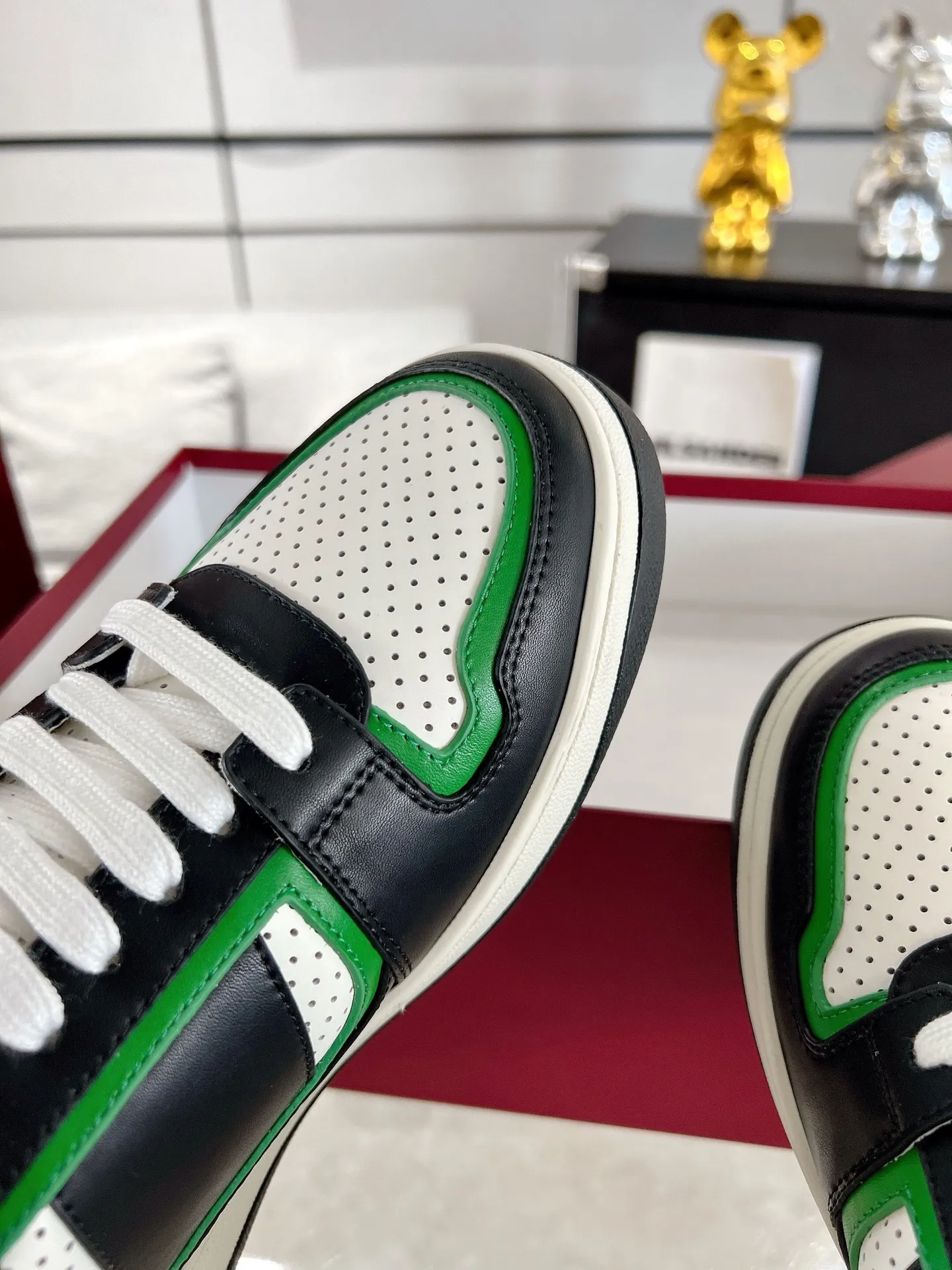 👟👟Ex-factory price 700👟👟 The latest casual sneakers for couples in white shoes❗️❗️ Original purchase, development and production. The sneakers are inspired by the classic sneakers of the 1970s, and the name is taken from the defensive movements in sports. This accessory is crafted from white leather, with an interlocking Double G stripe webbing embellished on the side, and the Gucci retro logo embellished on the shoe body. Original imported first-layer cowhide. Original custom-made soft sheepskin lining. Original open-molded TPU outsole. Bottom thickness: 2.5CM. Size: 35-44 (45 is custom-made and cannot be returned or exchanged)